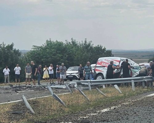 Отново: ТИР премина през мантинелата и помете две коли на магистрала  Тракия , има загинал