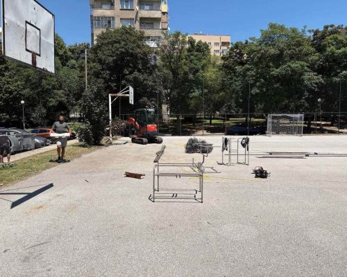 Започна ремонтът на кварталното спортно игрище в жк. Запад, пред входа на зала Скаптопара