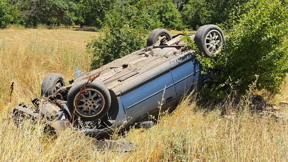 Паника пред камера за скорост обърна автомобил по таван край Шейново