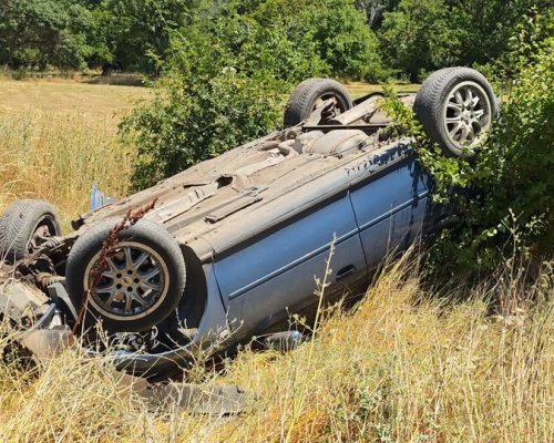 Паника пред камера за скорост обърна автомобил по таван край Шейново