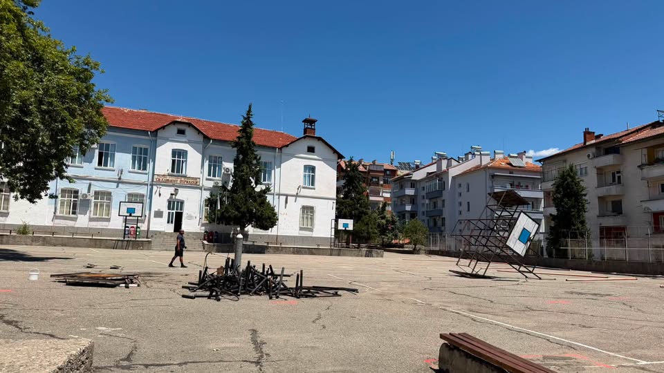 Започва обновяването на двора и спортната площадка на Първо ОУ в Сандански Започва обновяването на двора и спортната площадка на Първо ОУ в Сандански