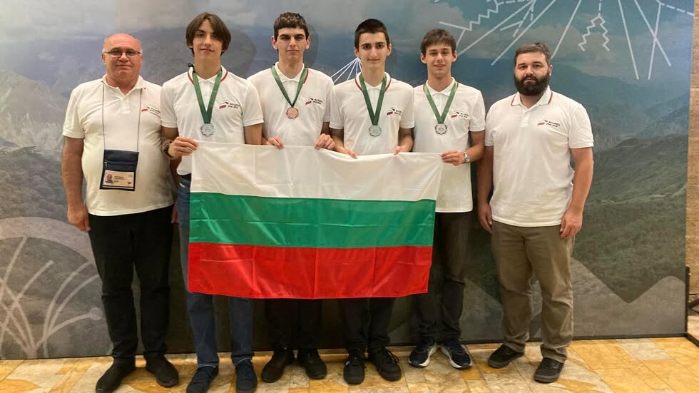 Гордост: Гимназист от Гоце Делчев донесе медал от Международната олимпиада по физика в Колумбия Гордост: Гимназист от Гоце Делчев донесе медал от Международната олимпиада по физика в Колумбия