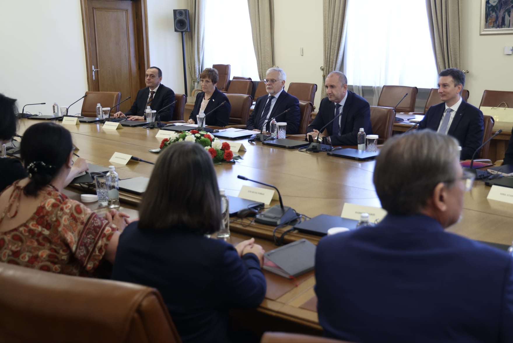Румен Радев: Правителството има амбицията да развива съвременна научна и изследователска инфраструктура, която да насърчи повече млади хора да изберат своята професионална реализация в България Румен Радев: Правителството има амбицията да развива съвременна научна и изследователска инфраструктура, която да насърчи повече млади хора да изберат своята професионална реализация в България