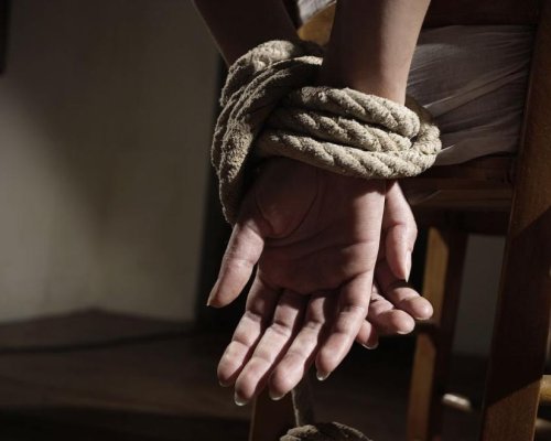 Бой, връзване и принуда да проституира: Мъж и жена са с обвинения за трафик на млада жена