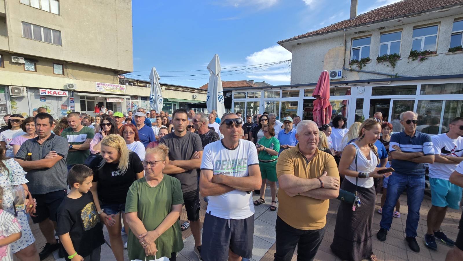 НА ЖИВО: Започна протестът в Кресна, гражданите излязоха на Е-79 след скандал със спорните пътни знаци