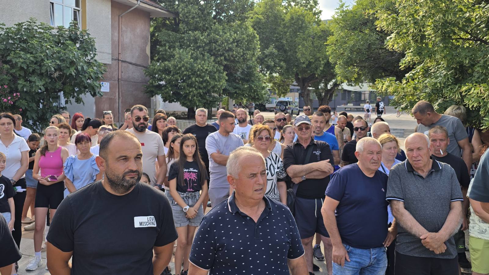 НА ЖИВО: Започна протестът в Кресна, гражданите излязоха на Е-79 след скандал със спорните пътни знаци