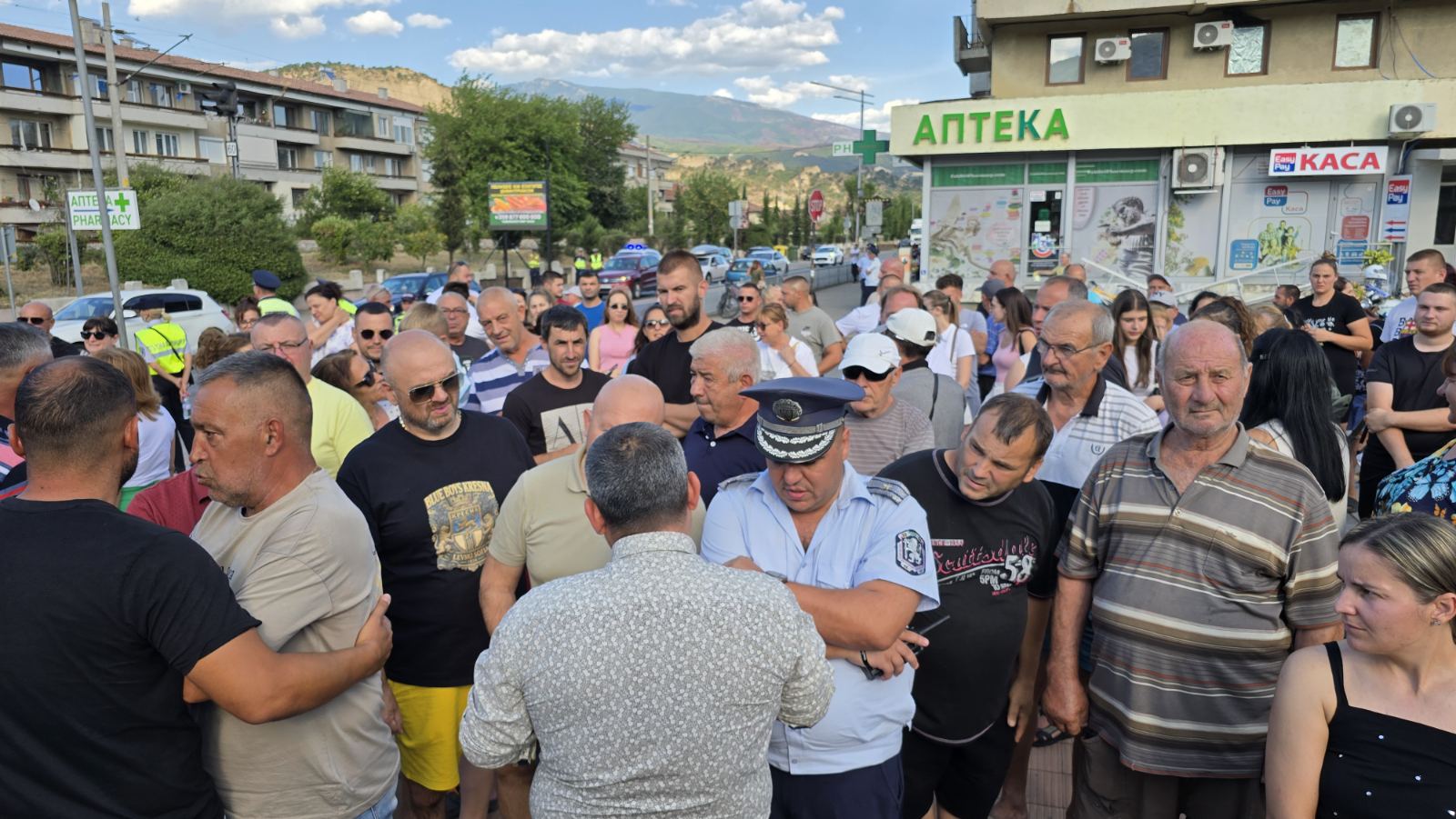 НА ЖИВО: Започна протестът в Кресна, гражданите излязоха на Е-79 след скандал със спорните пътни знаци