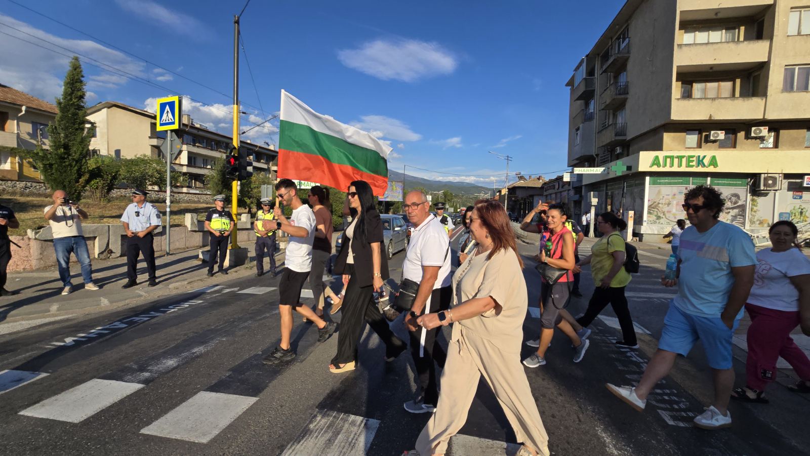 НА ЖИВО: Започна протестът в Кресна, гражданите излязоха на Е-79 след скандал със спорните пътни знаци