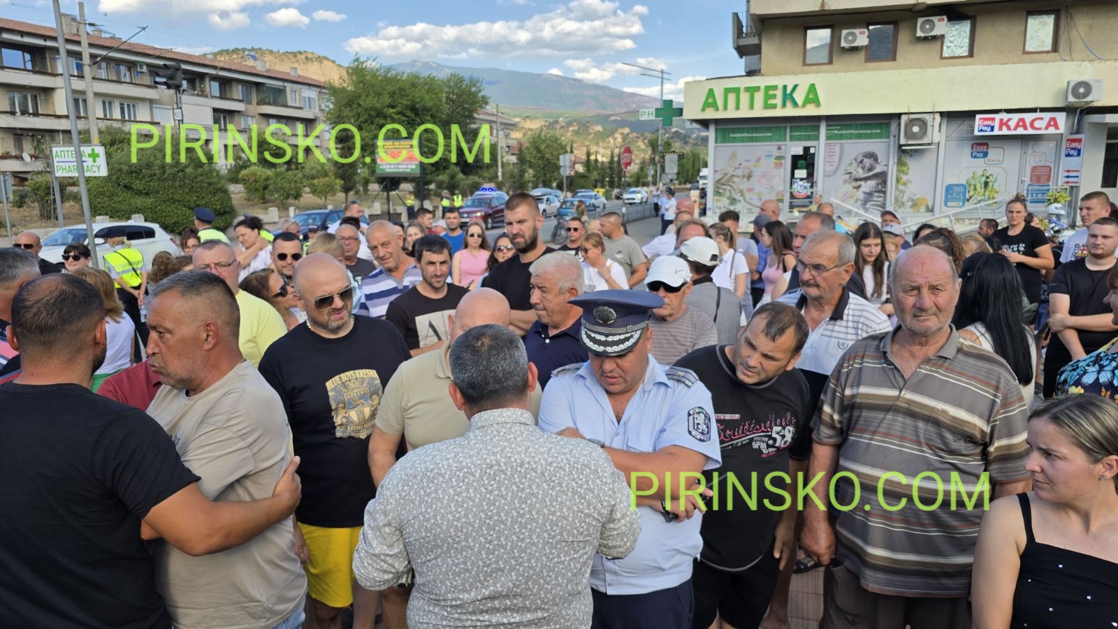 НА ЖИВО: Започна протестът в Кресна, гражданите излязоха на Е-79 след скандал със спорните пътни знаци