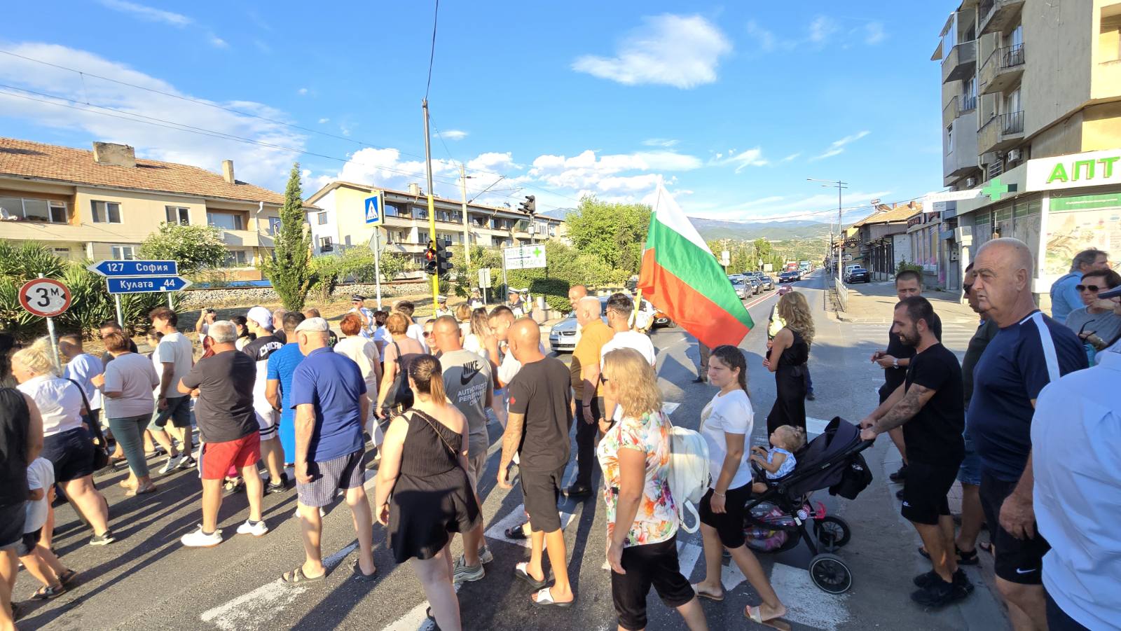 НА ЖИВО: Започна протестът в Кресна, гражданите излязоха на Е-79 след скандал със спорните пътни знаци