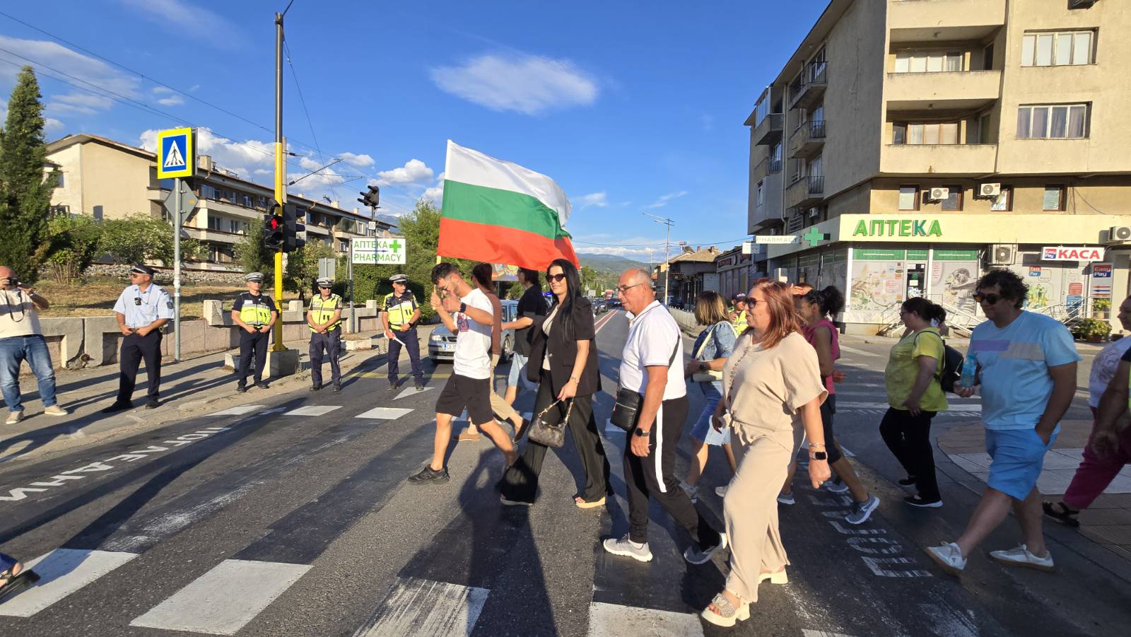НА ЖИВО: Започна протестът в Кресна, гражданите излязоха на Е-79 след скандал със спорните пътни знаци