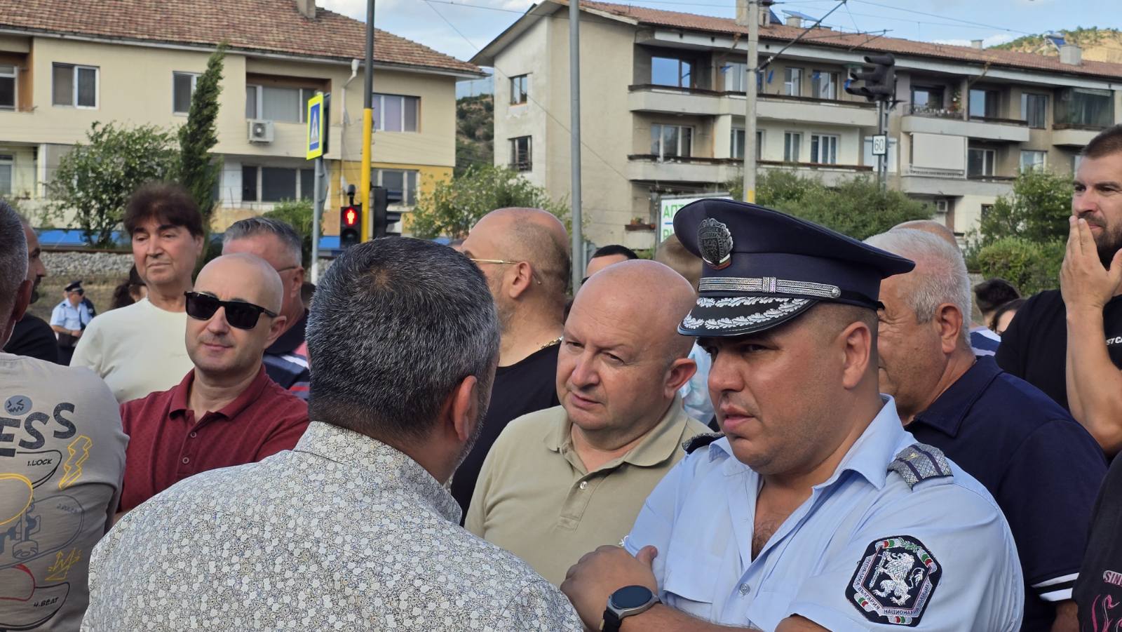 НА ЖИВО: Започна протестът в Кресна, гражданите излязоха на Е-79 след скандал със спорните пътни знаци