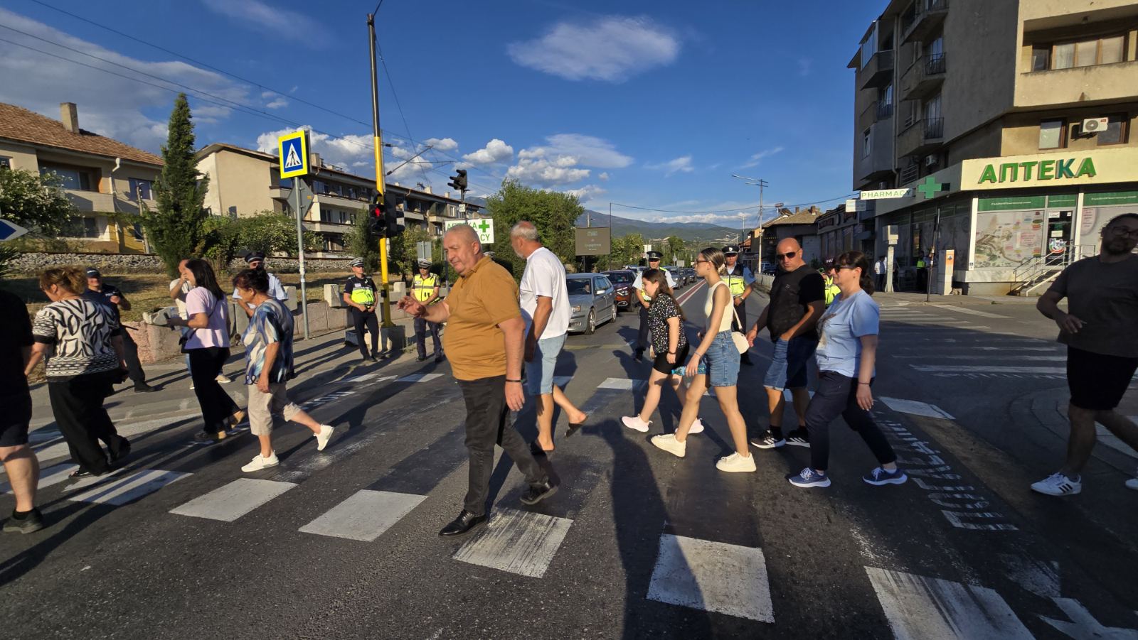 НА ЖИВО: Започна протестът в Кресна, гражданите излязоха на Е-79 след скандал със спорните пътни знаци