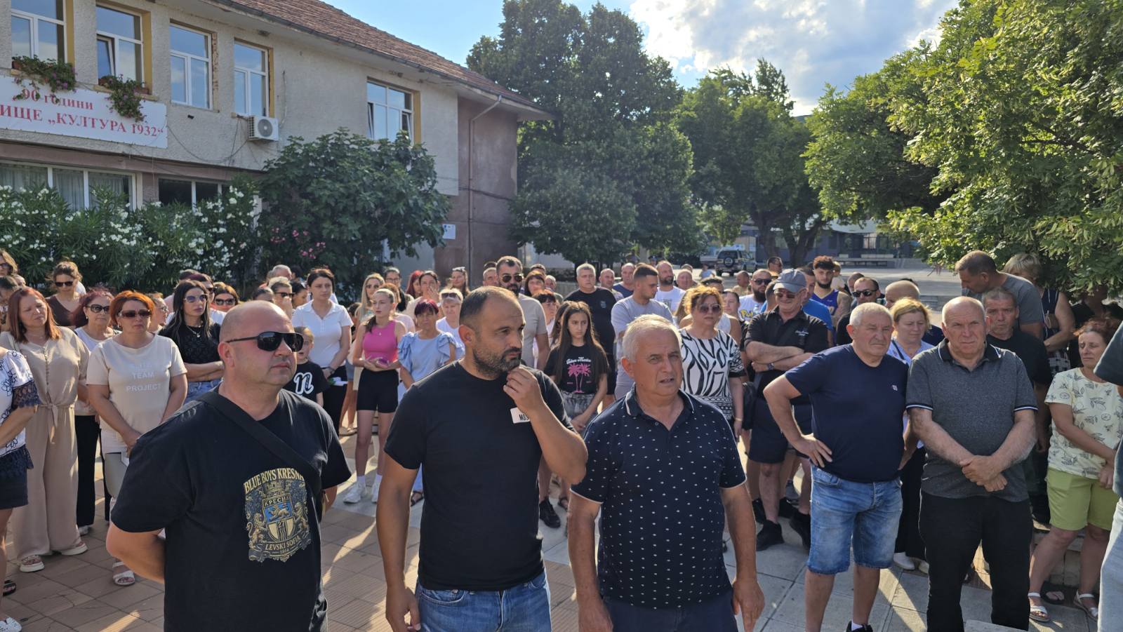 НА ЖИВО: Започна протестът в Кресна, гражданите излязоха на Е-79 след скандал със спорните пътни знаци