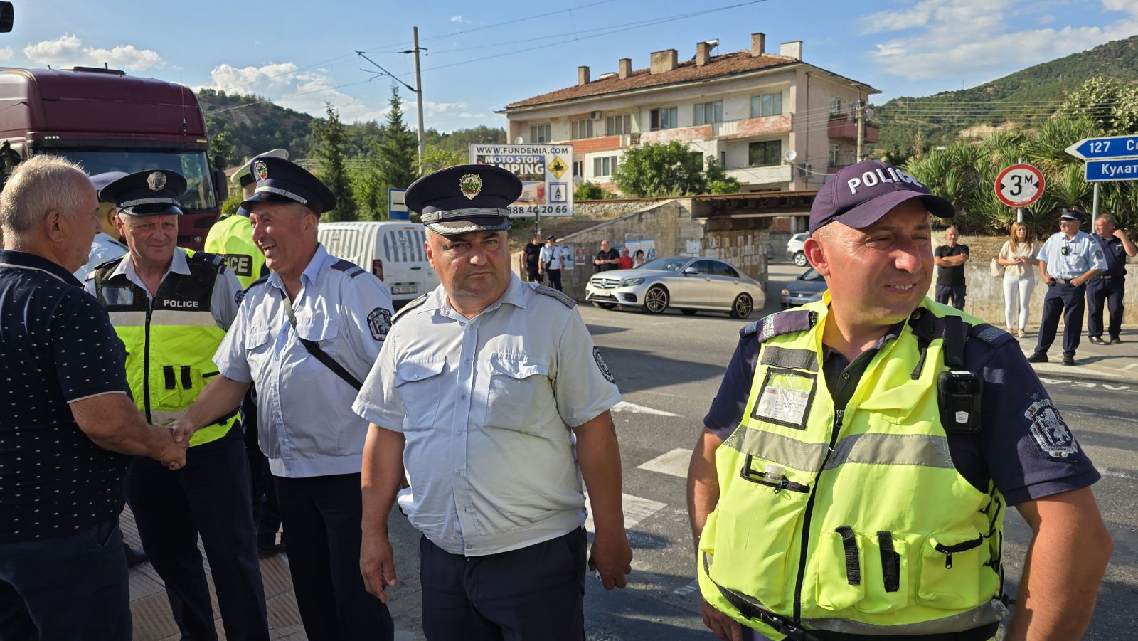 НА ЖИВО: Започна протестът в Кресна, гражданите излязоха на Е-79 след скандал със спорните пътни знаци