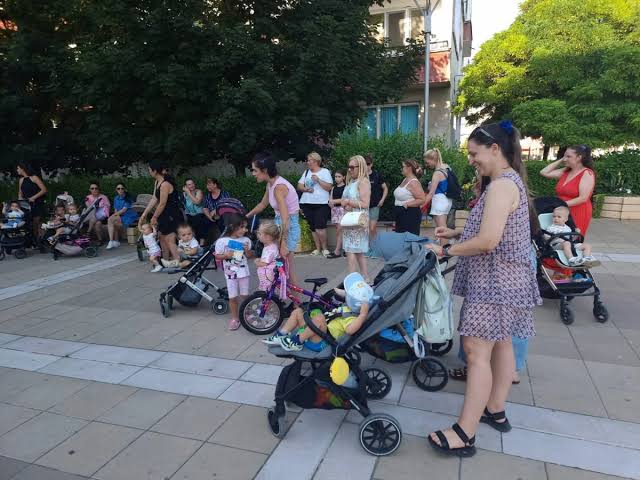 Майки от цялата страна излизат на протест Майки от цялата страна излизат на протест