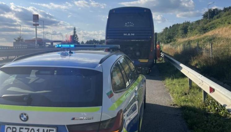 Полицаи спасиха деца на АМ Тракия Полицаи спасиха деца на АМ Тракия