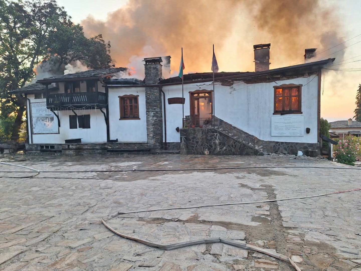 Пожар изпепели емблематичната Шапкова кръчма в село Делчево