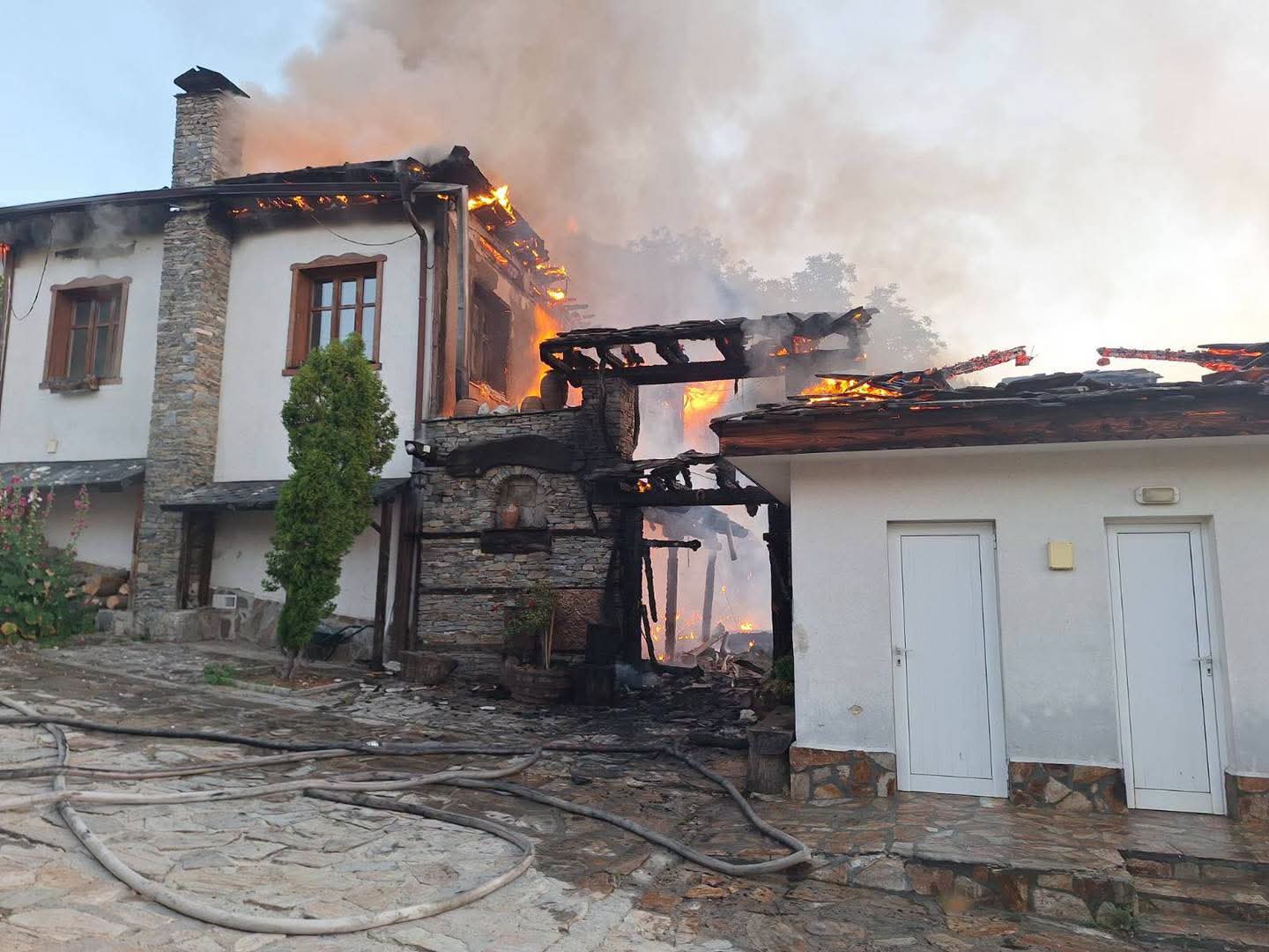 Пожар изпепели емблематичната Шапкова кръчма в село Делчево