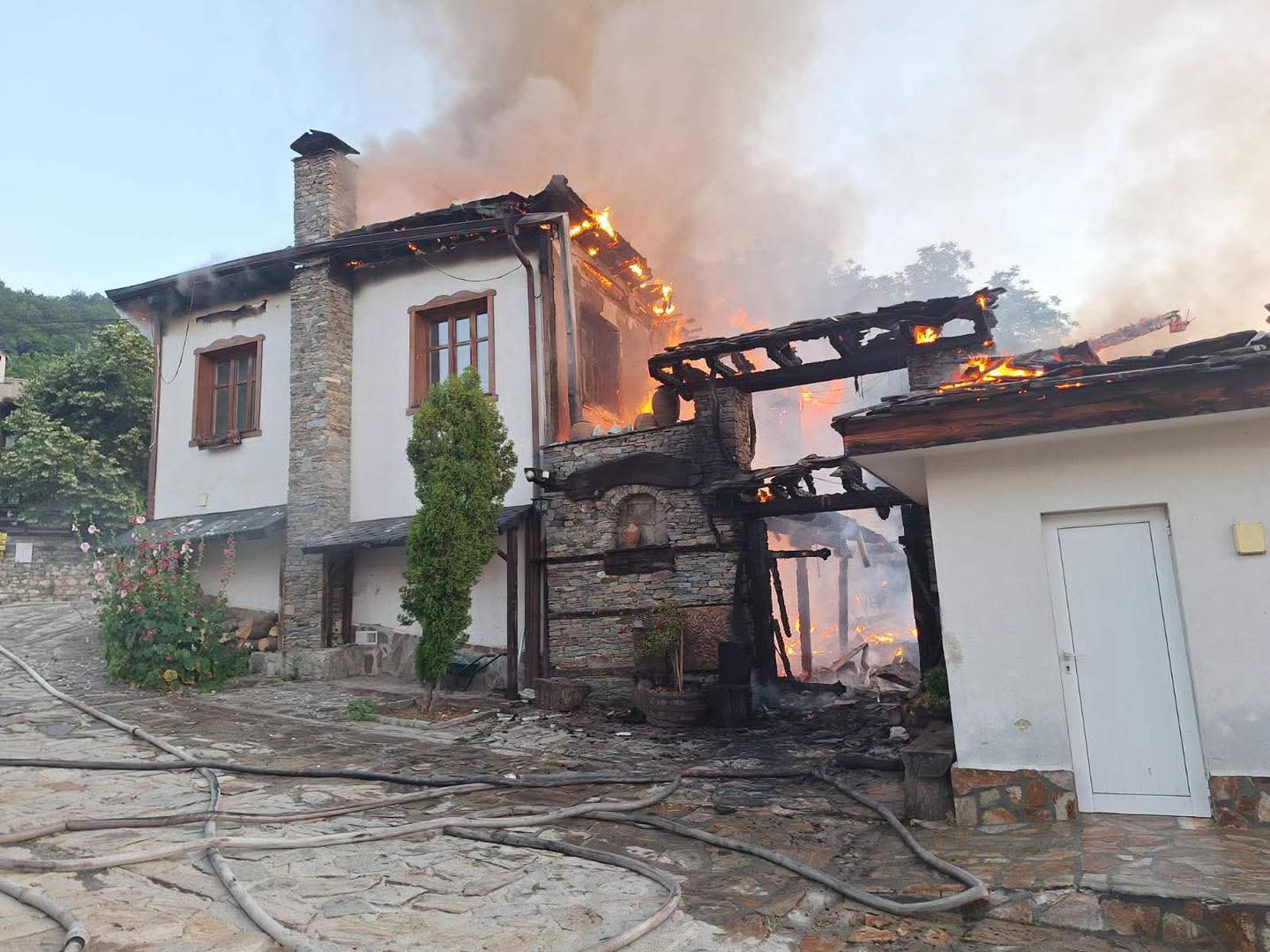 Пожар изпепели емблематичната Шапкова кръчма в село Делчево Пожар изпепели емблематичната Шапкова кръчма в село Делчево