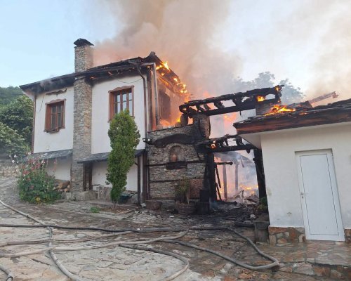 Пожар изпепели емблематичната  Шапкова кръчма  в село Делчево