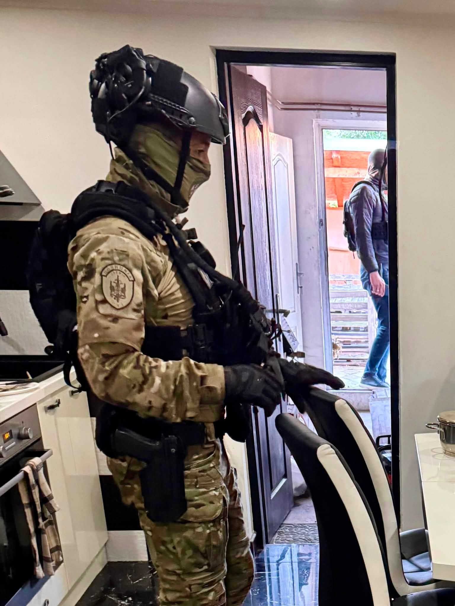 Петима са арестувани за каналджийство през българо-сръбската зелена граница, сред тях двама полицаи и организатор на престъпната мрежа Петима са арестувани за каналджийство през българо-сръбската зелена граница, сред тях двама полицаи и организатор на престъпната мрежа