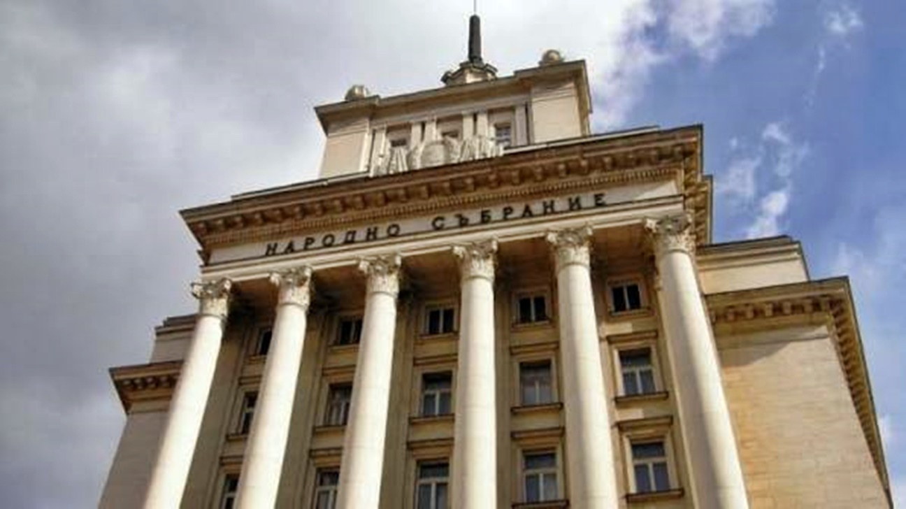 Машинният вот се връща, секциите в чужбина се разширяват: Парламентът прие промени в ИК на първо четене Машинният вот се връща, секциите в чужбина се разширяват: Парламентът прие промени в ИК на първо четене