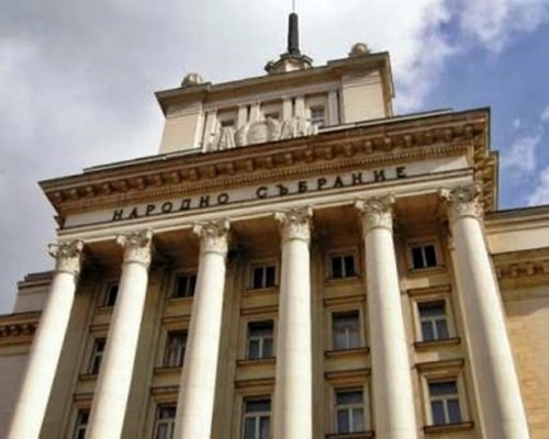 Машинният вот се връща, секциите в чужбина се разширяват: Парламентът прие промени в ИК на първо четене