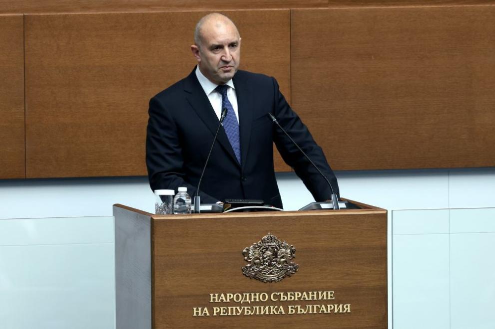 Прекрасен револвер с гравирано име : Радев разясни случая с подаръка от срещата на НАТО в Анкара