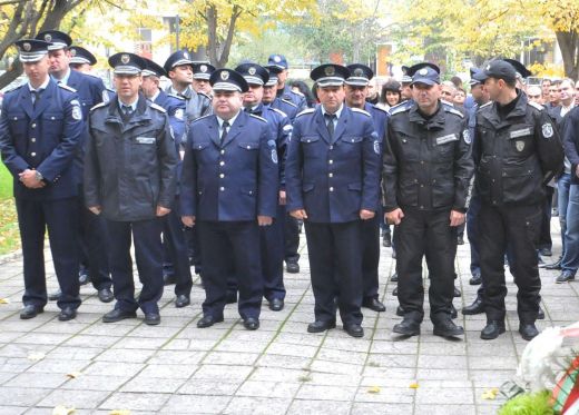 4200 полицаи стават чиновници