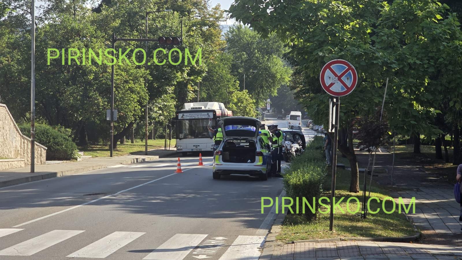 Шофьор помете жена на пешеходна пътека край Младежкия дом в Благоевград Шофьор помете жена на пешеходна пътека край Младежкия дом в Благоевград