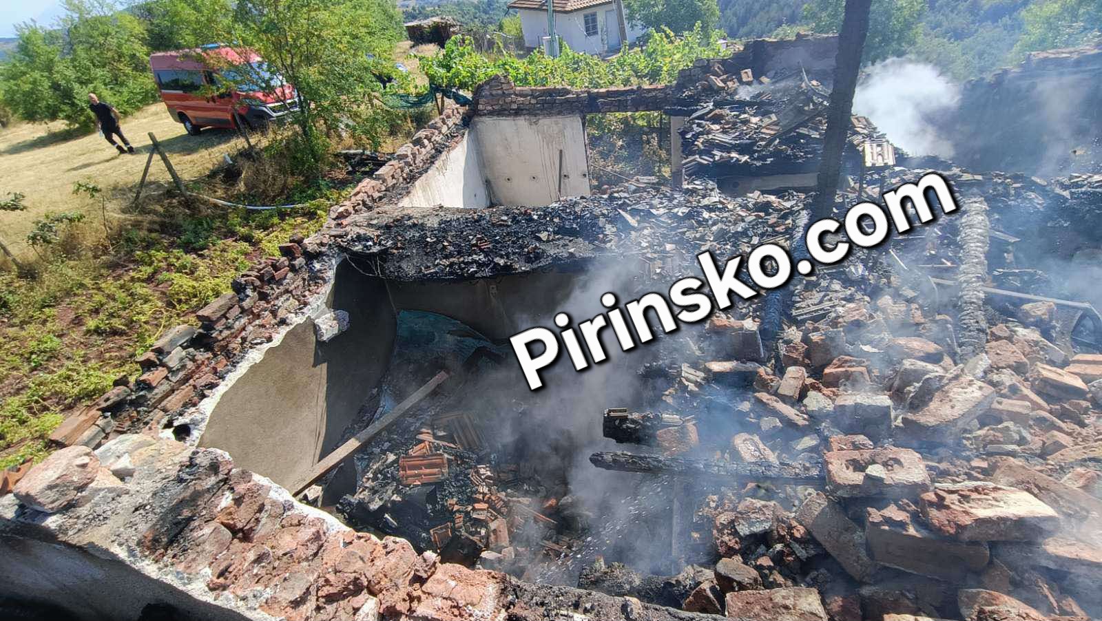 Мълния изпепели къща в Горно Лешко, пожарникари спасиха съседни домове и горска растителност от огнената стихия Мълния изпепели къща в Горно Лешко, пожарникари спасиха съседни домове и горска растителност от огнената стихия