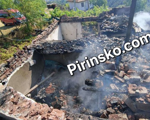Мълния изпепели къща в Горно Лешко, пожарникари спасиха съседни домове и горска растителност от огнената стихия