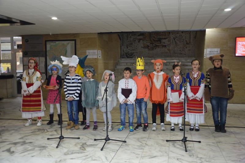 Деца творят мартеници в сградата на Община Благоевград