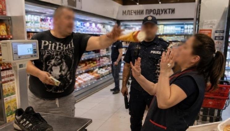 Екшън в магазин: Клиент замеря продавачка с кроасани и сладолед Екшън в магазин: Клиент замеря продавачка с кроасани и сладолед