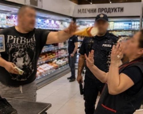 Екшън в магазин: Клиент замеря продавачка с кроасани и сладолед