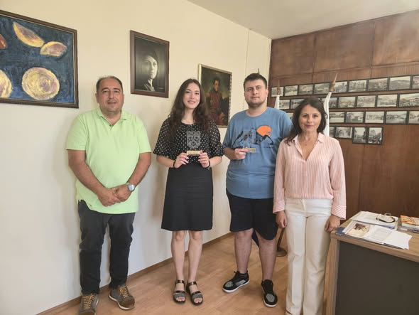 Почетни плакети за изявени млади дупничани Почетни плакети за изявени млади дупничани