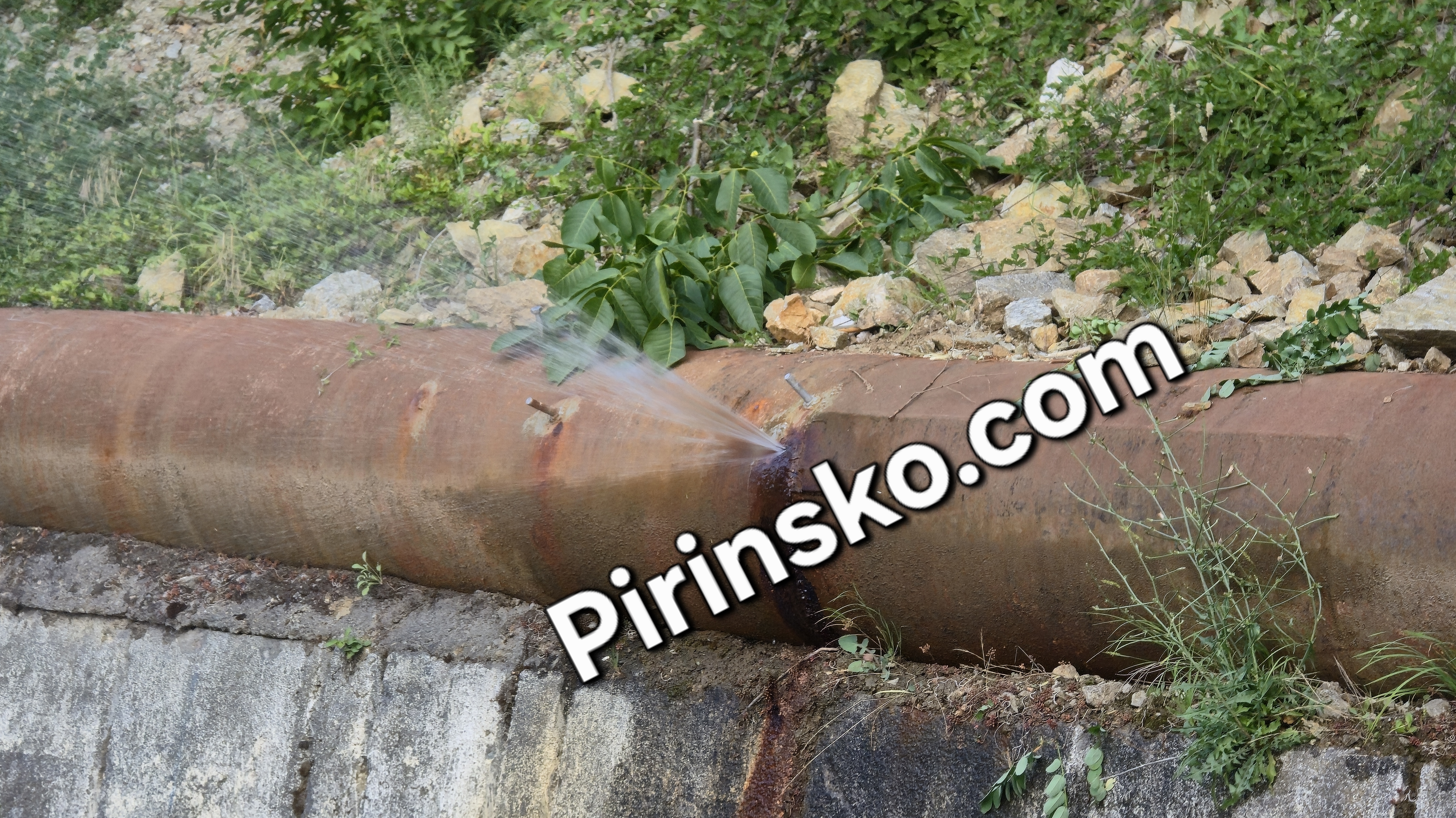 Авария на довеждащ водопровод над Благоевград: Силна струя вода изригна край пътя за Бачиново