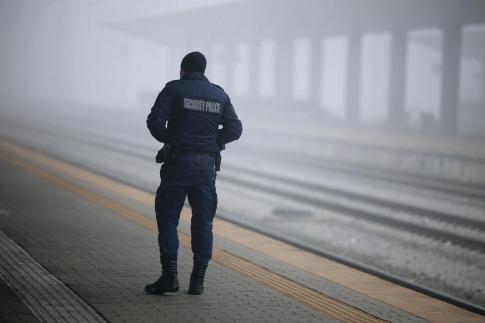 Агресия във влак: Кондуктор удари с касов апарат жена, разцепи и веждата Агресия във влак: Кондуктор удари с касов апарат жена, разцепи и веждата