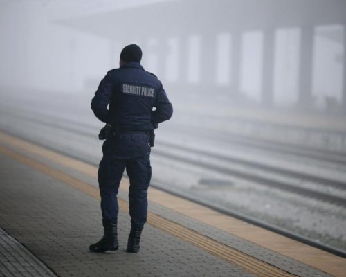 Агресия във влак: Кондуктор удари с касов апарат жена, разцепи и веждата