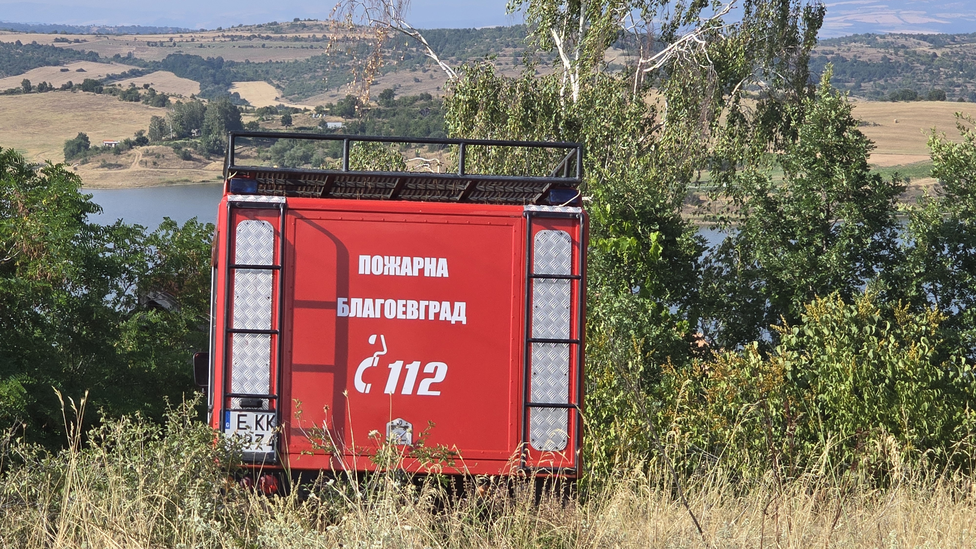Огън в сърцето на Пирин след бурята: Спасители и пожарникари се борят с труднодостъпен терен
