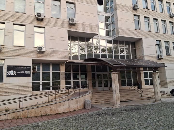 Задържан е 22 годишният младеж от Пловдив заснет вчера да шофира лек автомобил докато вдишва от флакон с райски газ Задържан е 22 годишният младеж от Пловдив заснет вчера да шофира лек автомобил докато вдишва от флакон с райски газ