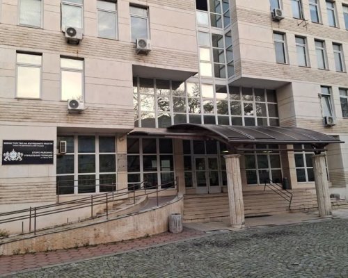 Задържан е 22 годишният младеж от Пловдив заснет вчера да шофира лек автомобил докато вдишва от флакон с райски газ