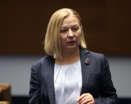 Надежда Йорданова: Американски самолети у нас ще има, но визите за България остават