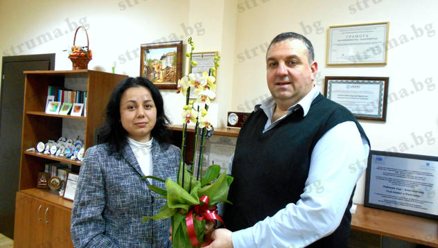 Съдия Емилия Дончева попълни състава на РС - Благоевград, подариха й статуя на Темида и доминиканска орхидея