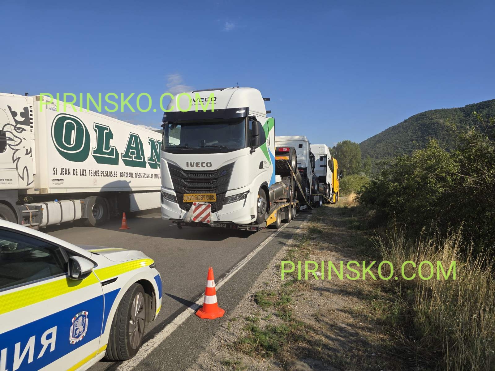 Ужас на Е-79! Лека кола се вряза в два тира, МВР с подробности