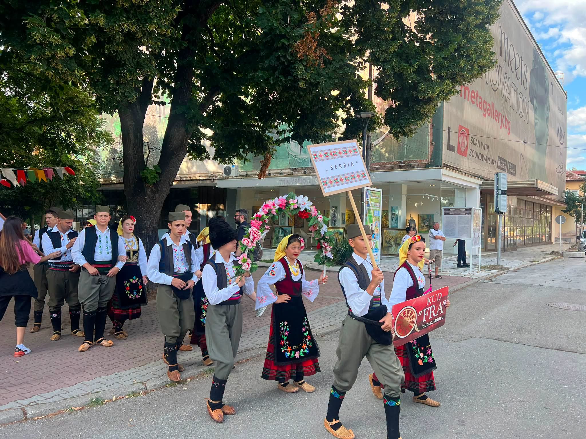 С пъстро дефиле и общо хоро започна фестивалът Сребърна пафта в Кюстендил