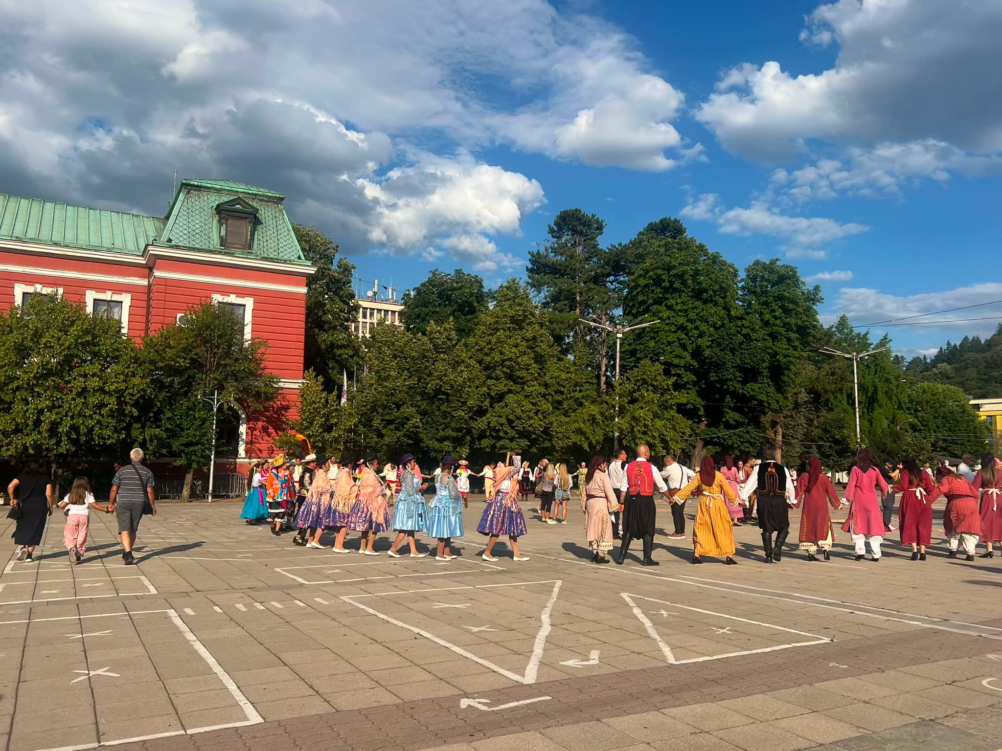 С пъстро дефиле и общо хоро започна фестивалът Сребърна пафта в Кюстендил