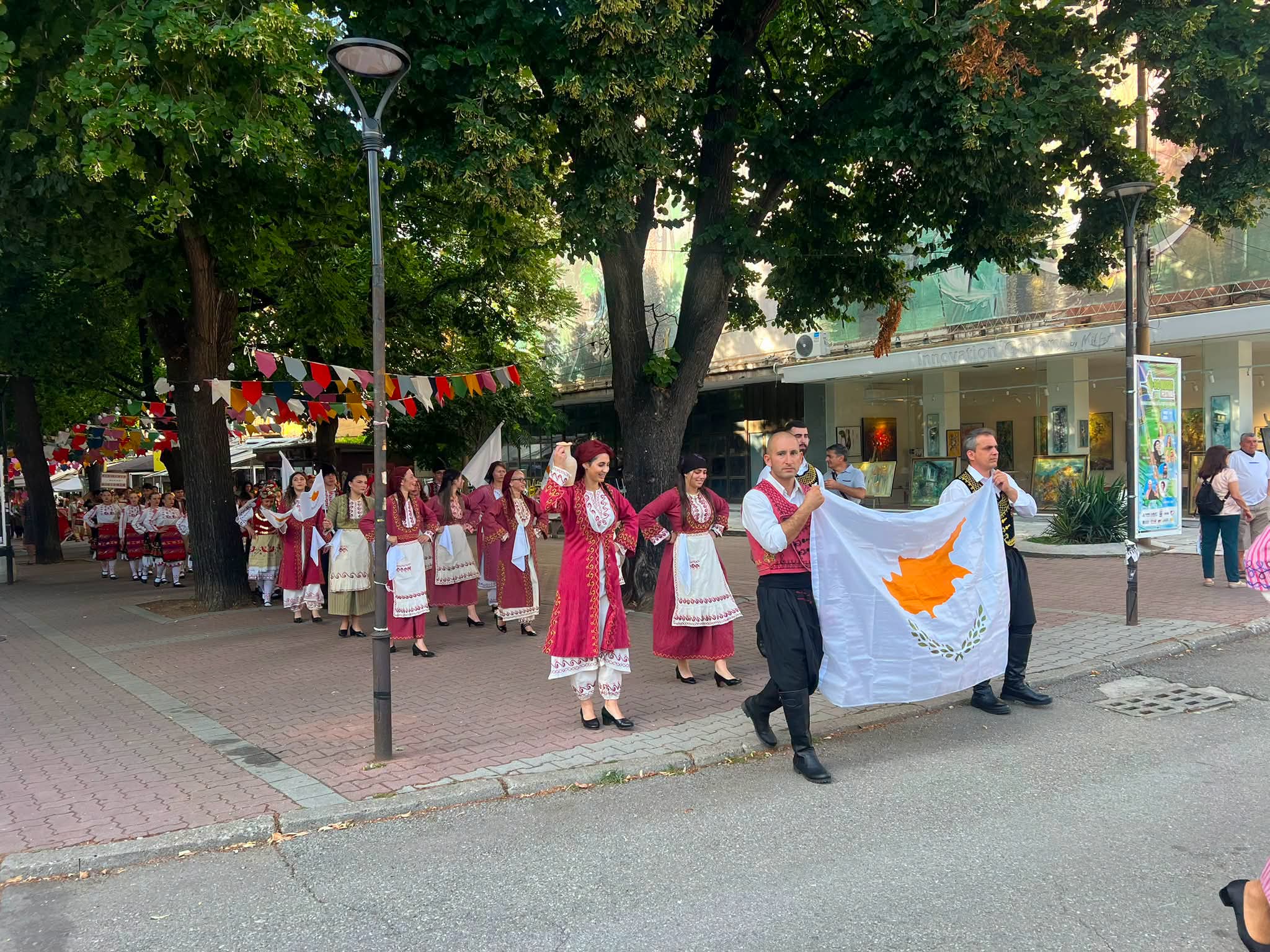 С пъстро дефиле и общо хоро започна фестивалът Сребърна пафта в Кюстендил