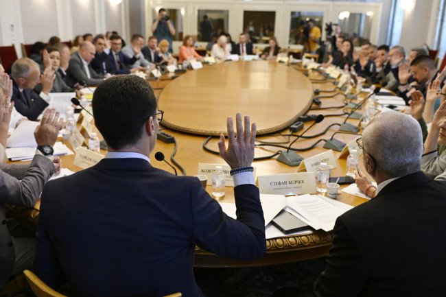 Окончателно: Минималната заплата остава 620 евро, държавата ще поеме нов дълг до 10,1 млрд. евро